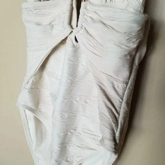 VINCE Camuto Pacific Wave Plunging  Texture One Piece Swimsuit Sand - Picture 13 of 15